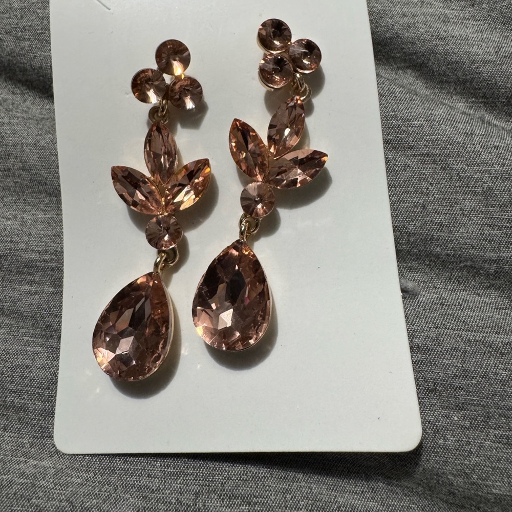 Brand new- Gorgeous dangling rhinestone crystal earrings